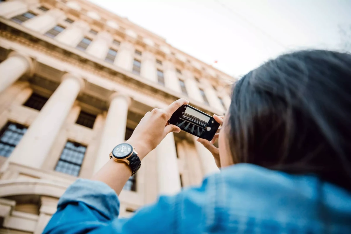 Turis mengambil foto sebuah gedung